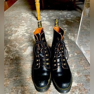Doc Martens Leona platform boot size US 7/EURO 38